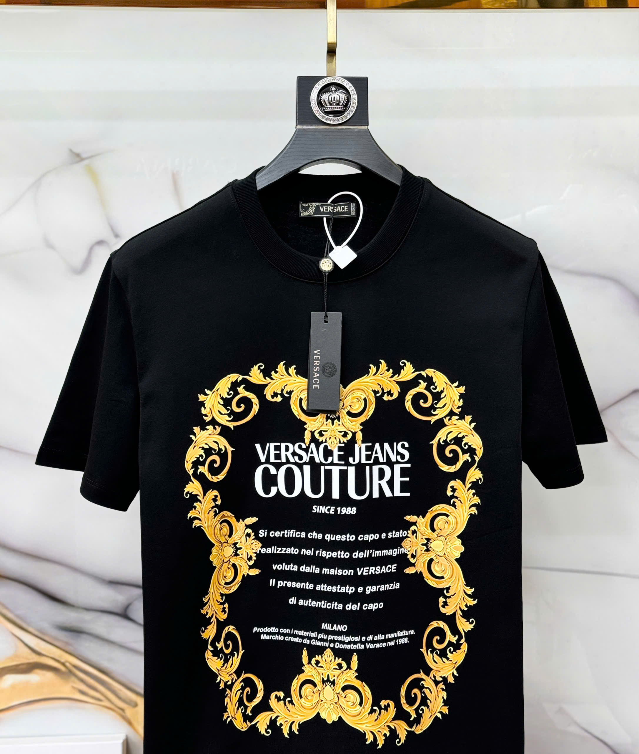 Áo phông T-shirt Versace VS Đen họa tiết chữ khung hoa văn Vàng Like Auth on web MK